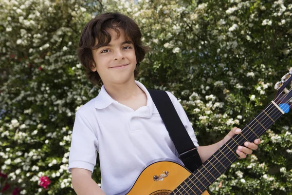 Liten pojke spelar gitarr — Stockfoto