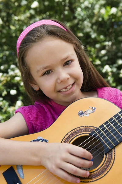 Kleines Mädchen spielt Gitarre — Stockfoto