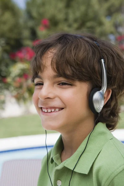 Счастливый мальчик слушает музыку — стоковое фото