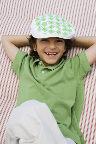 Jongen dragen krantenverkoper GLB — Stockfoto