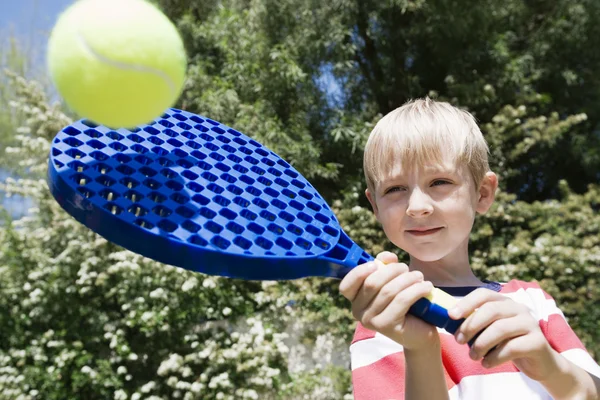 Ragazzo giocare con paddle e palla — Foto Stock