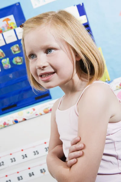 Schattig klein meisje in klas — Stockfoto