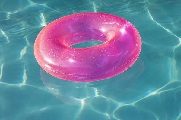 Rosa float tube flytande i poolen — Stockfoto