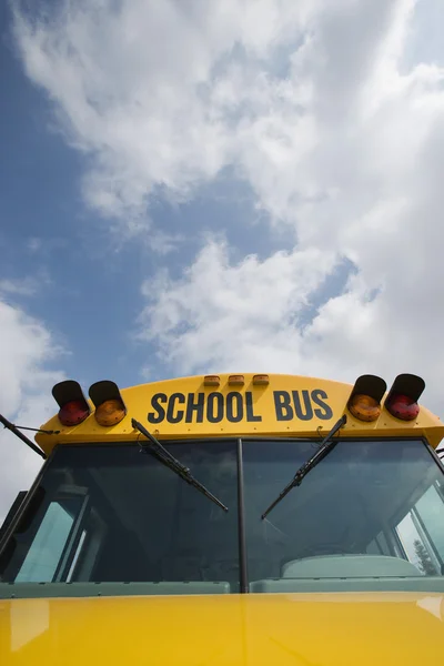 Ônibus escolar amarelo brilhante — Fotografia de Stock