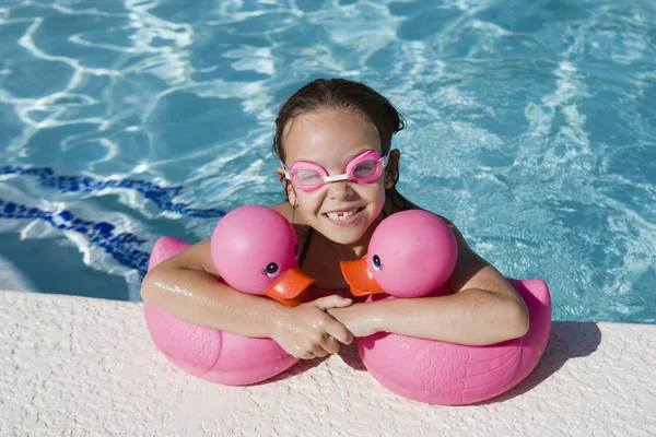 Felice ragazza a bordo piscina — Foto Stock