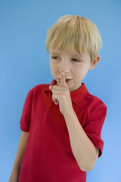 Pojke med fingret på läppar — Stockfoto