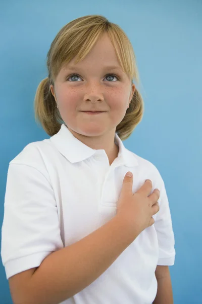 Meisje met de hand op het hart — Stockfoto