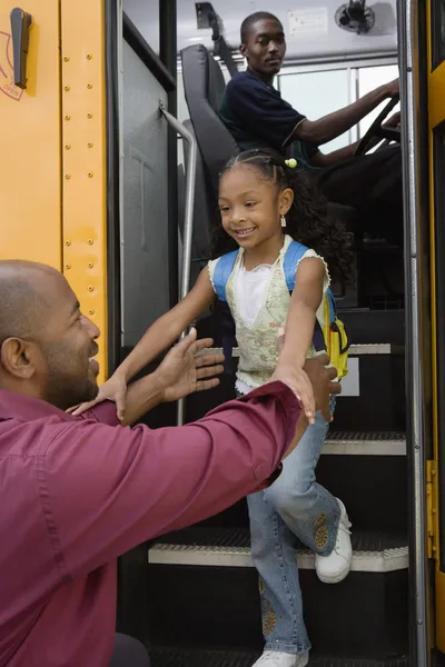 Vader en dochter op school bus — Stockfoto