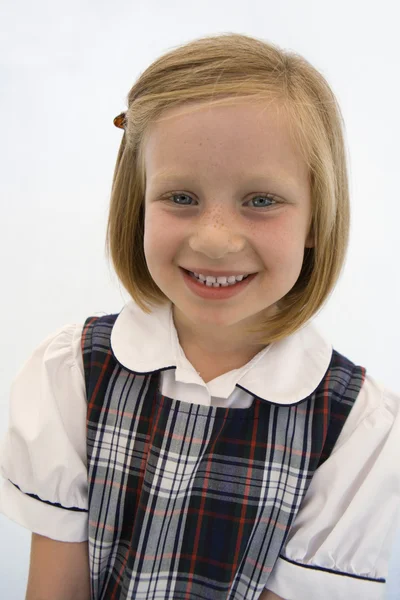 Mignon écolière souriant — Photo