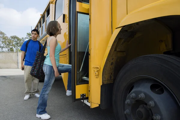 Uczniowie szkoły z internatem autobus — Zdjęcie stockowe