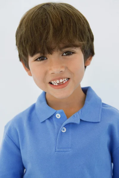 Pequeno menino sorrindo — Fotografia de Stock