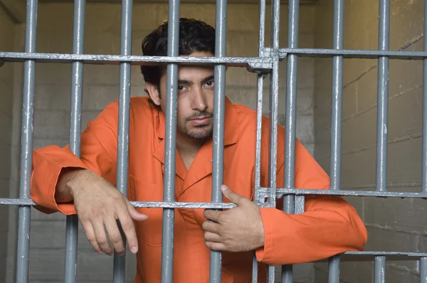Prisionero detrás de las rejas — Foto de Stock