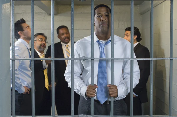 Группа мужчин в тюремной камере — стоковое фото