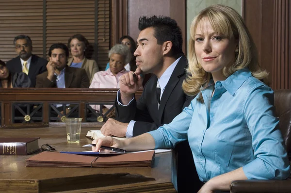 Verdediging advocaat met cliënt in de rechtbank — Stockfoto