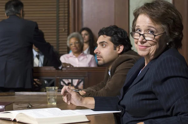 Defense Lawyer With Client In Court — Stock Photo, Image