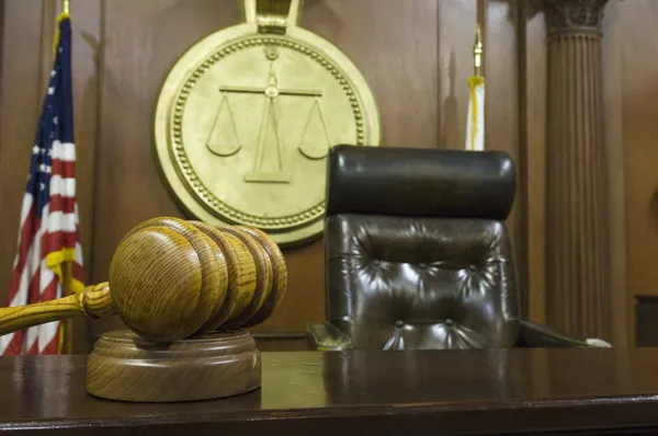 Gavel e presidente do juiz na sala de audiências — Fotografia de Stock