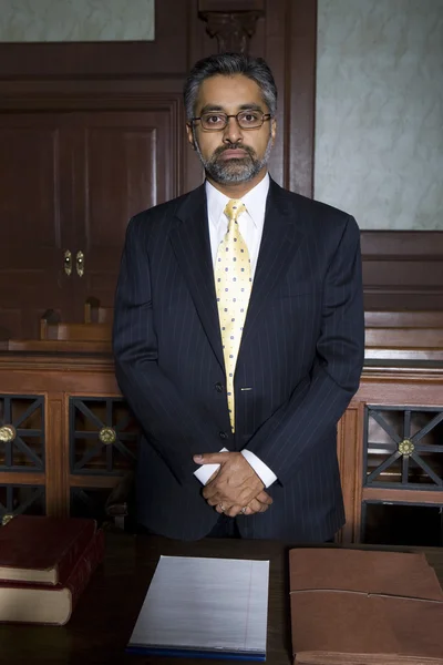 Abogado de pie en la sala del tribunal — Foto de Stock