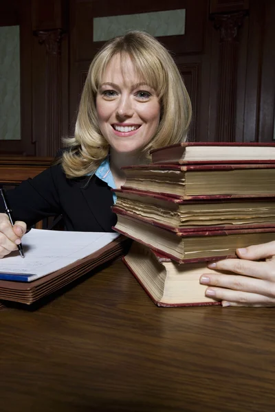 Anwältin mit Gesetzesbüchern — Stockfoto