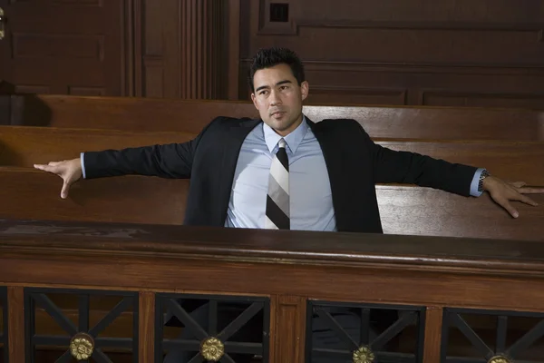 Продуманий чоловік адвокат сидить у залі суду — стокове фото