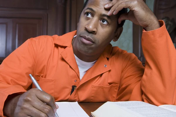 Delincuente contemplativo en el tribunal —  Fotos de Stock