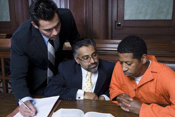Criminal con dos abogados — Foto de Stock