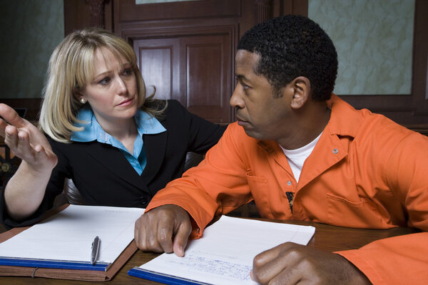 Женщина-юрист с уголовным прошлым в зале суда
