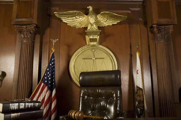 Judge's Chair In Courtroom — Stock Photo, Image