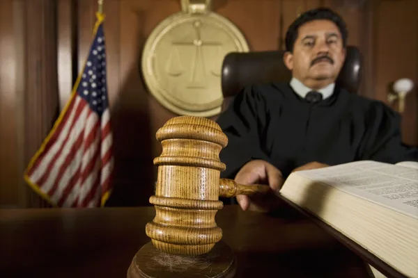 Juiz usando Gavel no tribunal — Fotografia de Stock