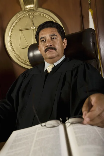 Töprengő bíró a tárgyalóteremben — Stock Fotó