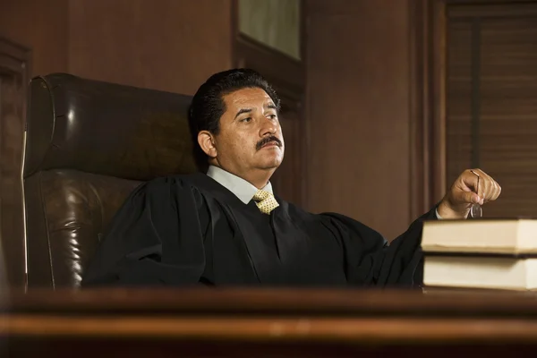 Juiz sentado na sala do tribunal — Fotografia de Stock