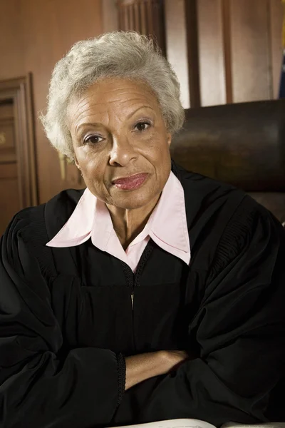 Starszy sędzia siedzący na sali — Zdjęcie stockowe