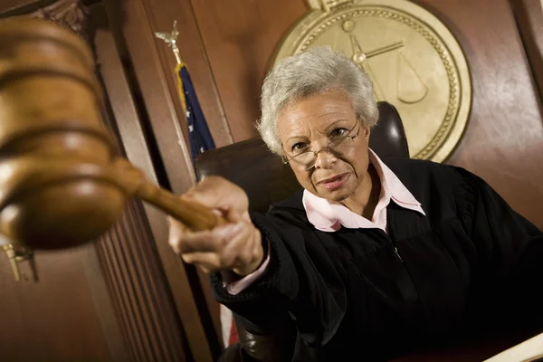 Judge Pointing Gavel In Courtroom — Stock Photo, Image