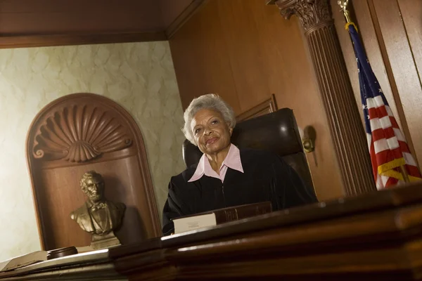 Судья-женщина сидит в зале суда — стоковое фото