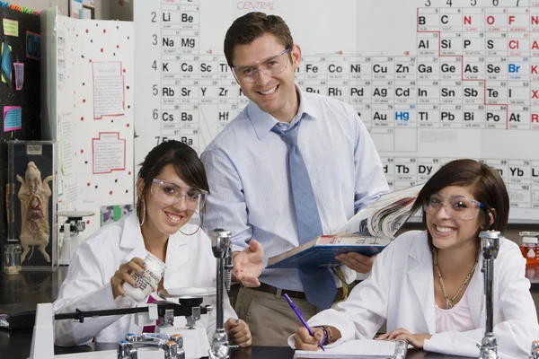 Science Teacher Assisting Student — Stock Photo, Image