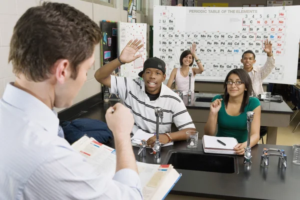 Profesor llamando a los estudiantes en la clase de ciencias — Foto de Stock