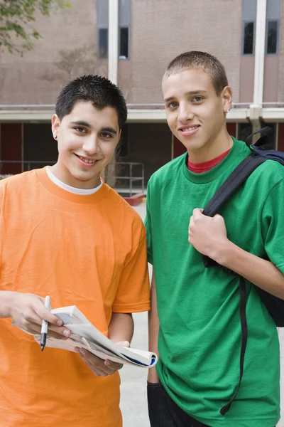 Studenti delle scuole superiori nel campus universitario — Foto Stock