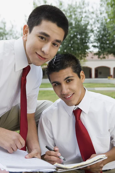 High school studenter studera tillsammans — Stockfoto