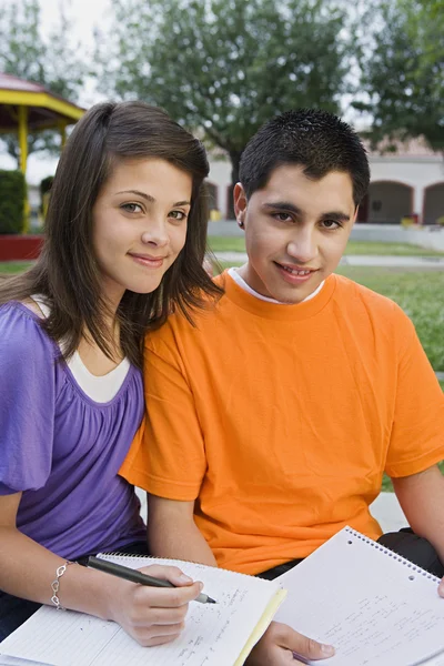 Amigos do ensino médio estudando juntos — Fotografia de Stock