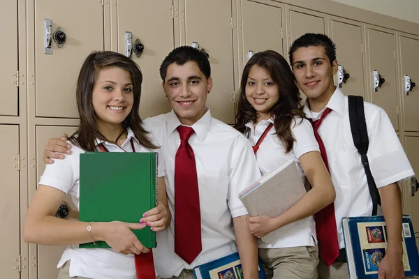 Gymnasieelever bredvid skolan skåp — Stockfoto