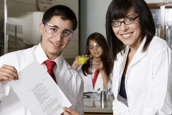 Professor mit Studentin hält Lehrplanarbeit im Labor — Stockfoto