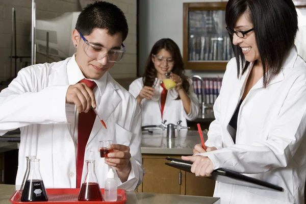 Estudantes do ensino médio com professor em laboratório de ciências — Fotografia de Stock