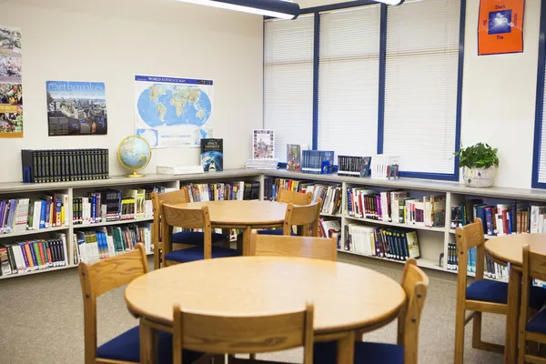 Libros y muebles arreglados en la biblioteca de la escuela secundaria —  Fotos de Stock