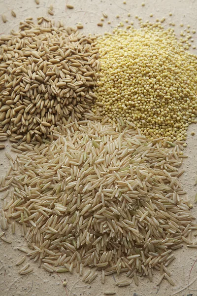 Kahverengi pirinç, buğday ve yulaf taneleri — Stok fotoğraf