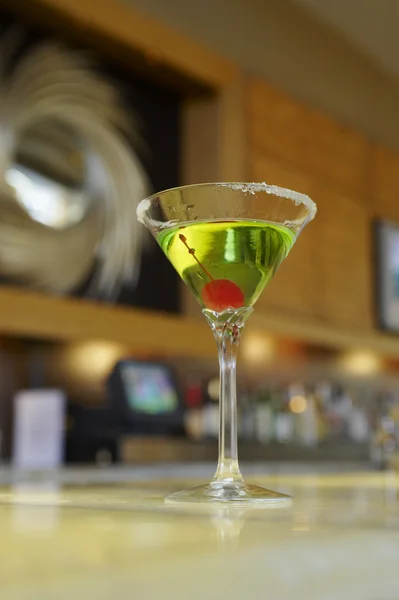 Martini på bardisk — Stockfoto