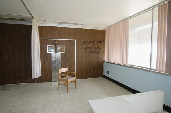 Graffiti na parede do quarto do hospital — Fotografia de Stock