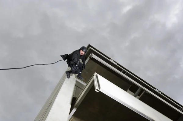 SWAT Team Officer Rappelling dan Aiming Gun — Stok Foto