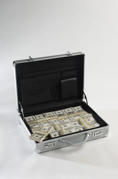Maleta cheia de dinheiro — Fotografia de Stock