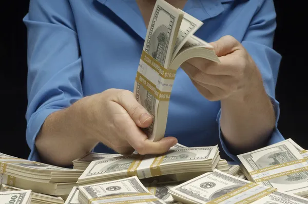 Mujer contando dinero —  Fotos de Stock