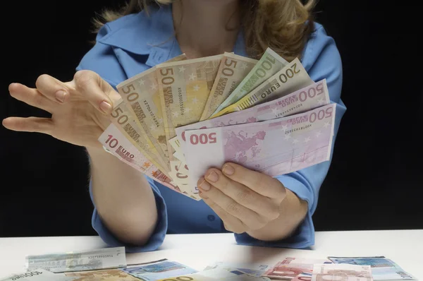 Frau im Besitz europäischer Banknoten — Stockfoto