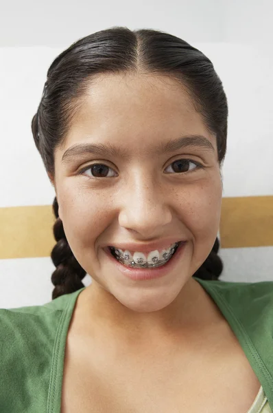 Nahaufnahme von Teenager-Mädchen mit Zahnspange — Stockfoto